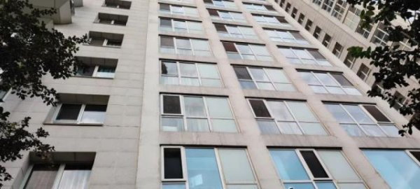 宏牛操盘 小区业主还原于朦胧坠楼细节，房间纱窗损坏，网红民警谈排除刑事案件